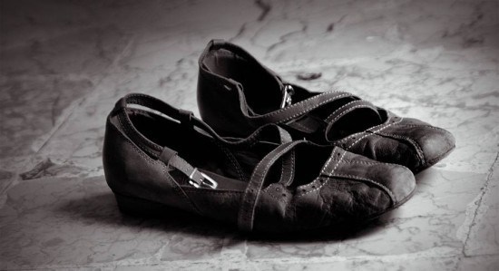 تفسير الحذاء الممزق في المنام للعزباء