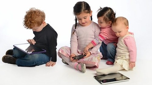 أضرار الأجهزة الذكية على الأطفال