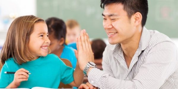 دور المعلم في غرس القيم الاخلاقية