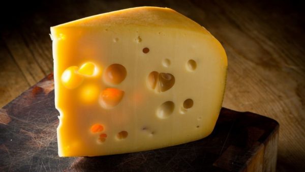 مميزات الجبن السويسري