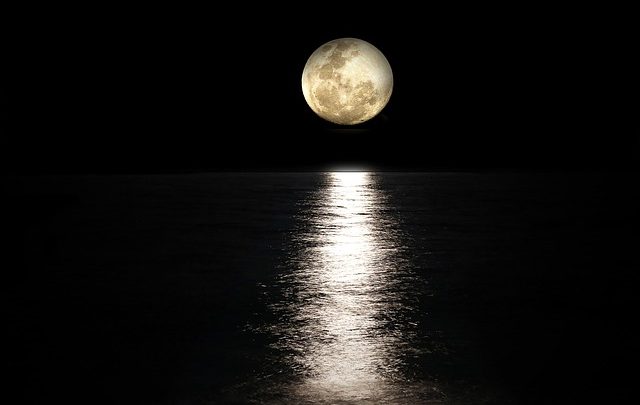تفسير رؤية القمر في المنام للعزباء