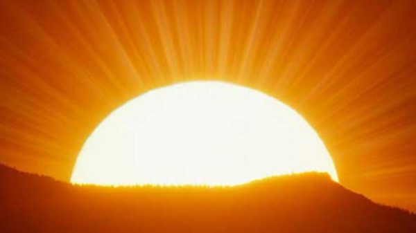 كم تستغرق رحلة اشعة الشمس حتى تصل الى الارض ؟